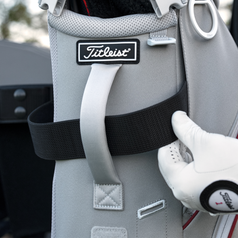 Integrierter Cart-Strap-Tunnel hält das Bag sicher auf dem Cart oder Trolley