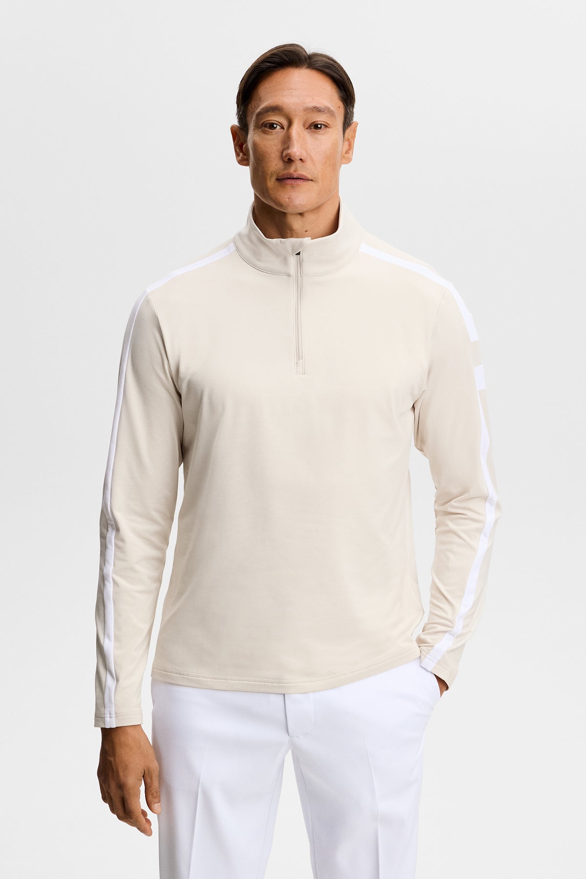 J.Lindeberg Keaton Quarter Zip Midlayer Moonbeam – Lifestyle-Ansicht Vorderseite