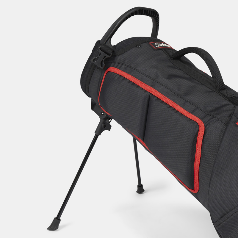 Ausklappbare Mini-Standf&uuml;&szlig;e am Titleist Premium Carrybag