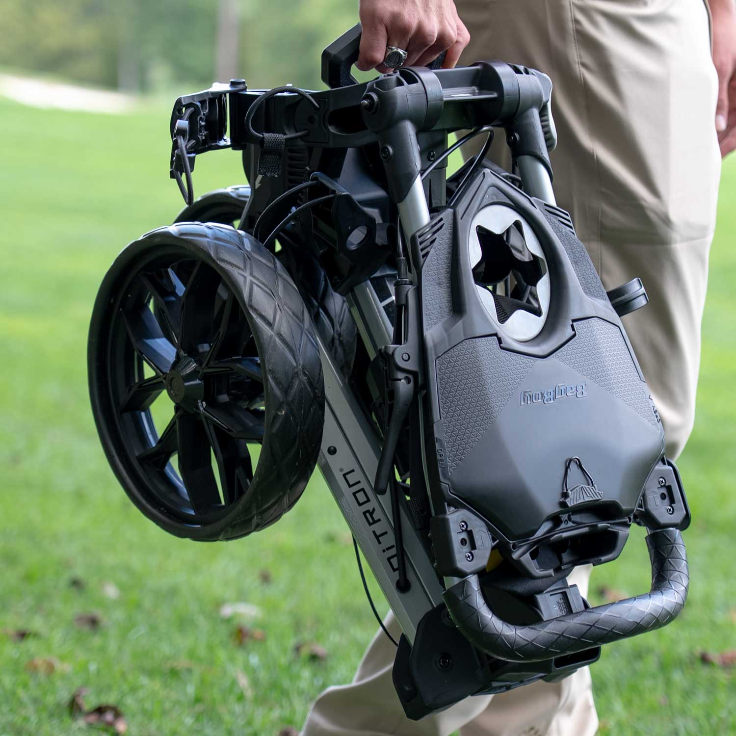 Bag Boy Nitron leichter, kompakter zusammengeklappter Push-Trolley