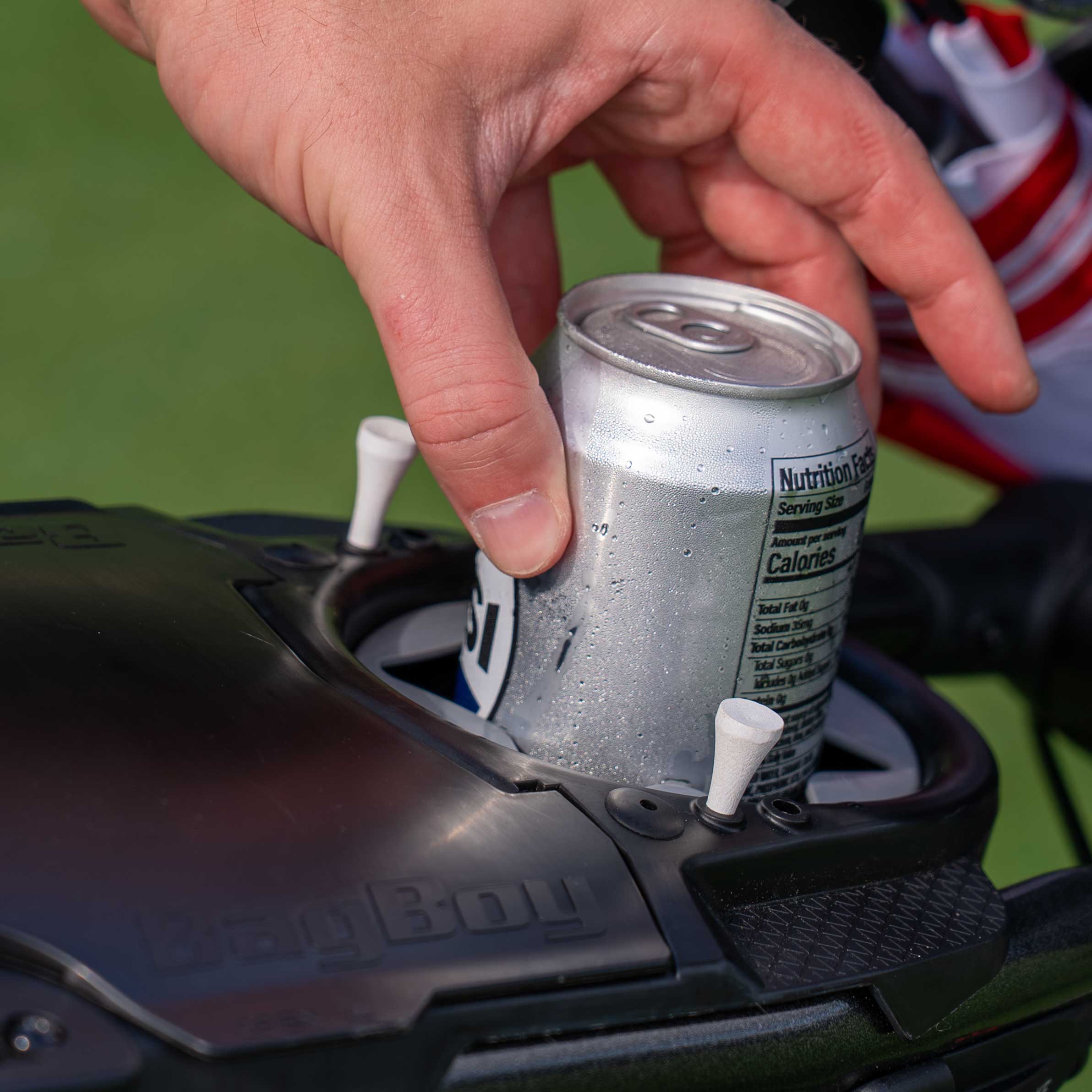 Bag Boy Slimfold Top-Lok Bag-Befestigungssystem sichert ein Golfbag am Trolleyrahmen